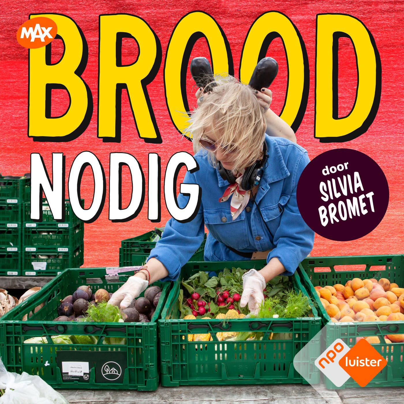 Coverbeeld van de podcast Brood Nodig van Omroep MAX en NPO Luister. Maker Silvia Bromet buigt zich over kratten met groente en fruit op een markt, met twee aubergines als een soort hoorntjes boven haar hoofd, tegen een felrode achtergrond met de titel 'Brood Nodig' in gele en witte letters