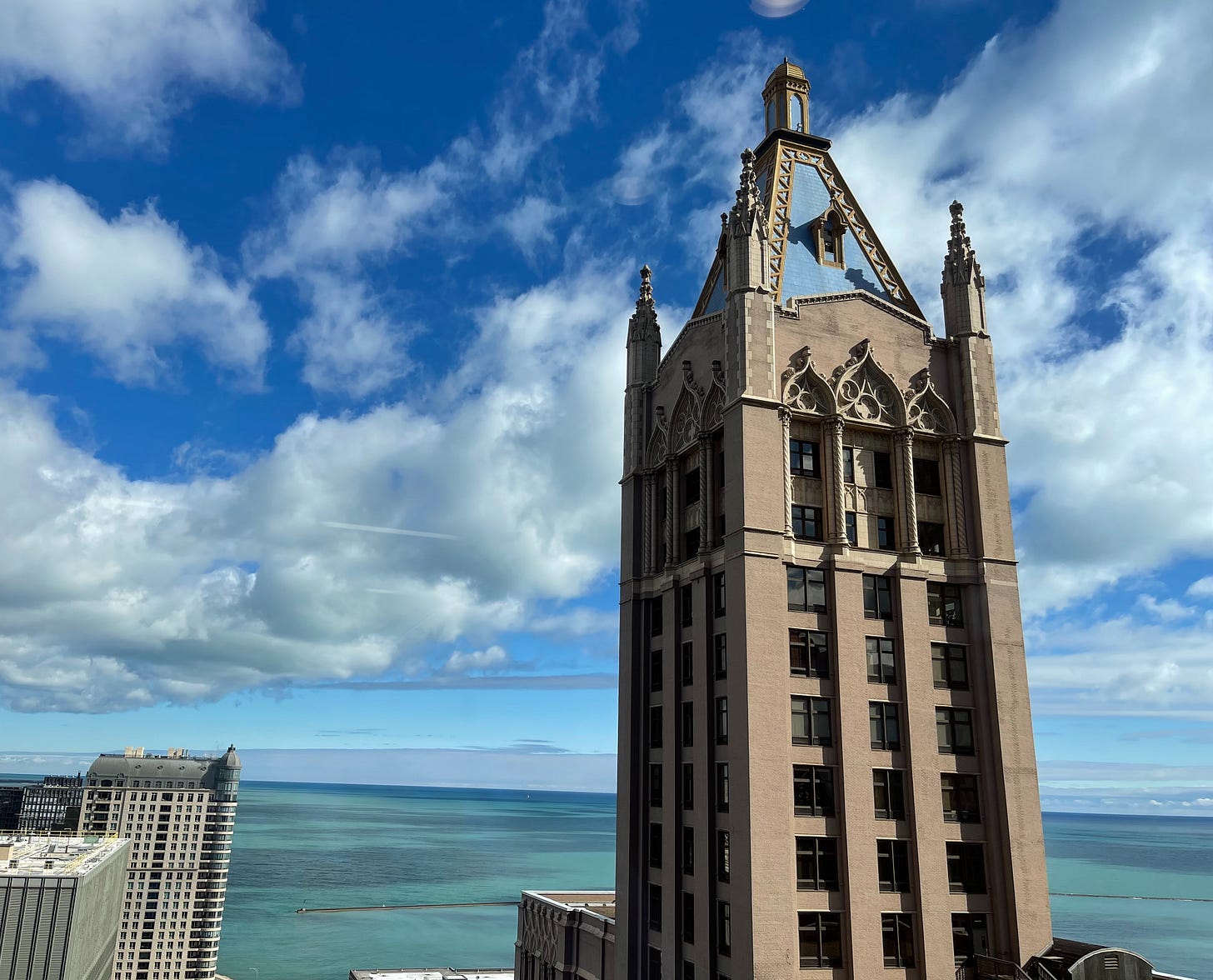 A view of Lake Michigan from Chicago, with an historic building in the foreground and Lake Michigan in the background