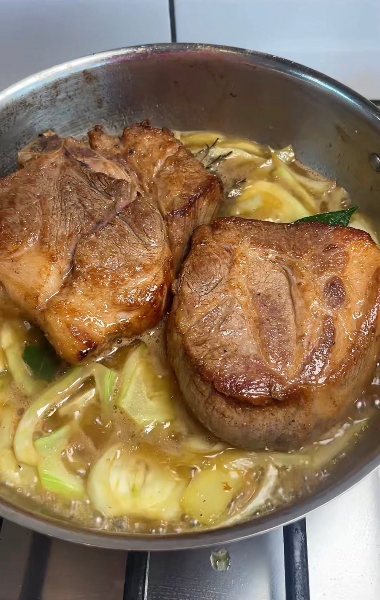 During cooking: airflow, lid tricks, and temperature control