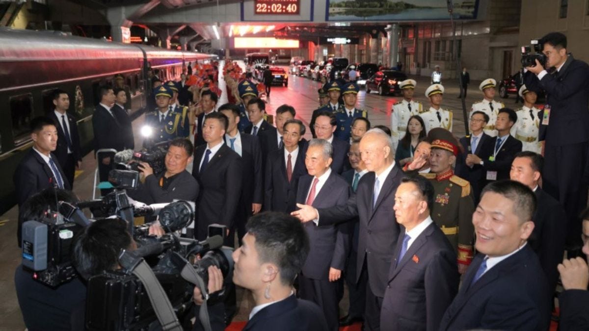 金正恩乘专列离开北京,政治局常委蔡奇,外交部部长王毅等人亦到站送行。(朝中社) 金正恩乘专列离开北京,政治局常委蔡奇,外交部部长王毅等人亦到站送行。(朝中社)