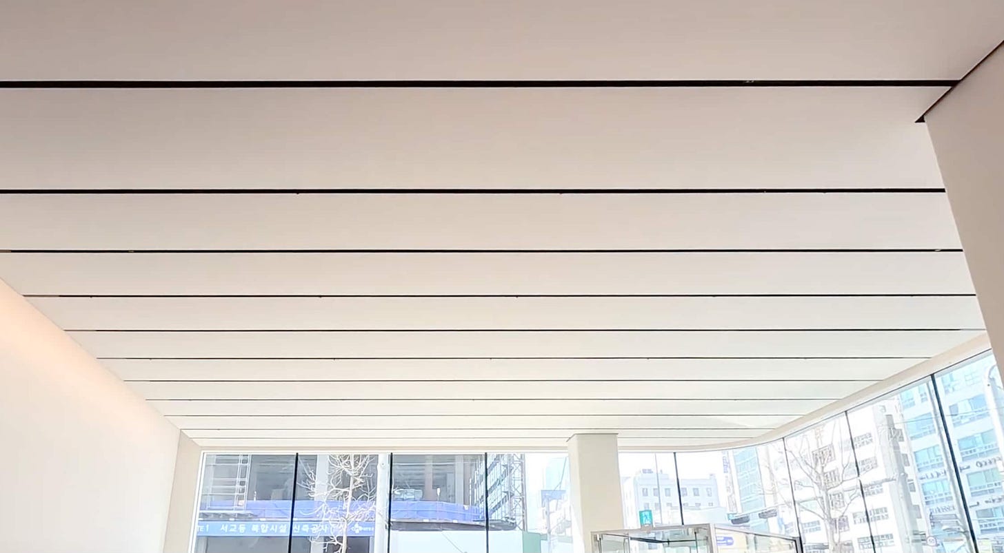 The ceiling of Apple Hongdae. The ceiling of Apple Hongdae.
