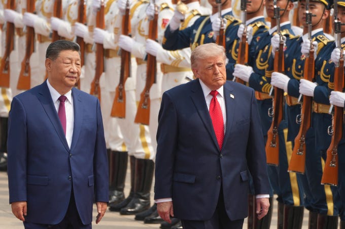 Chủ tịch Trung Quốc Tập Cận Bình (trái) và Tổng thống Mỹ Donald Trump trong lễ đón tại Bắc Kinh ngày 14/5. Ảnh: AP