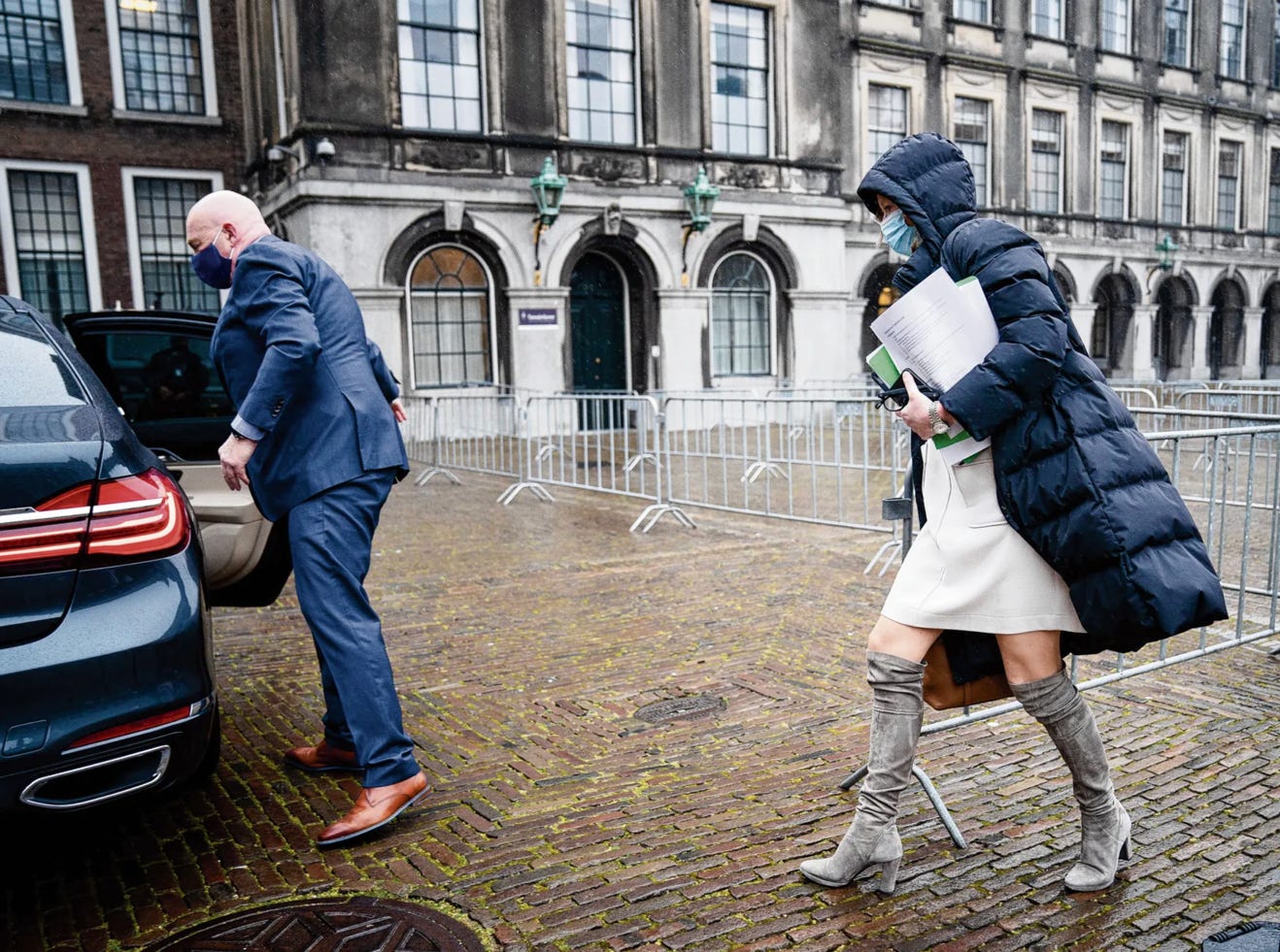 Afbeelding met schoeisel, buitenshuis, kleding, voertuig

Door AI gegenereerde inhoud is mogelijk onjuist.