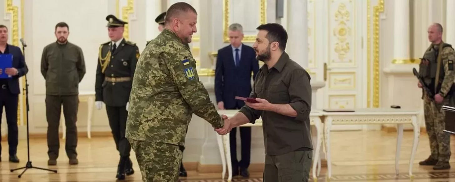 Ukrainian President Volodymyr Zelensky presents Armed Forces Commander-in-Chief Valery Zaluzhny with an award. File photo. - Sputnik International, 1920, 02.02.2024