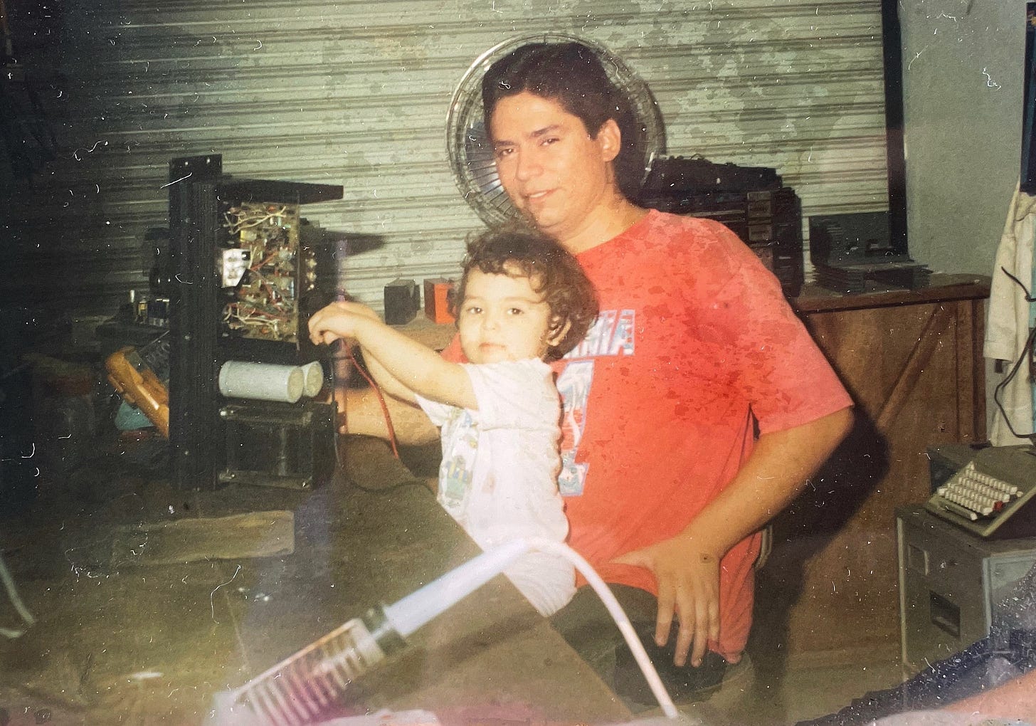 Mi papá y yo de 3 años en su taller de electrónica