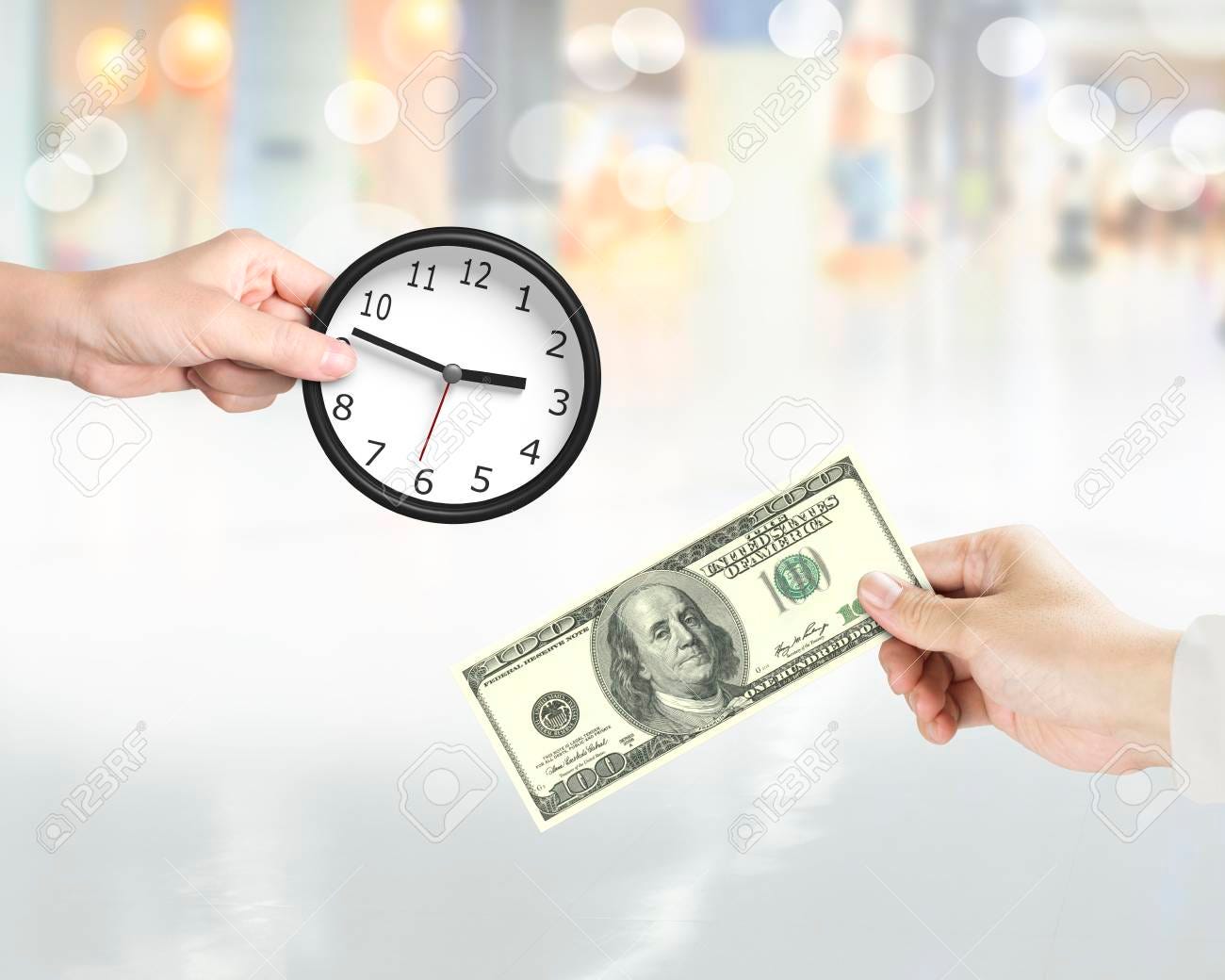 Comprando El Concepto De Tiempo Mano Que Sostiene El Billete De Dólar Para  Comprar El Reloj De Otra Explotación De La Mano. Fotos, Retratos, Imágenes  Y Fotografía De Archivo Libres De Derecho.