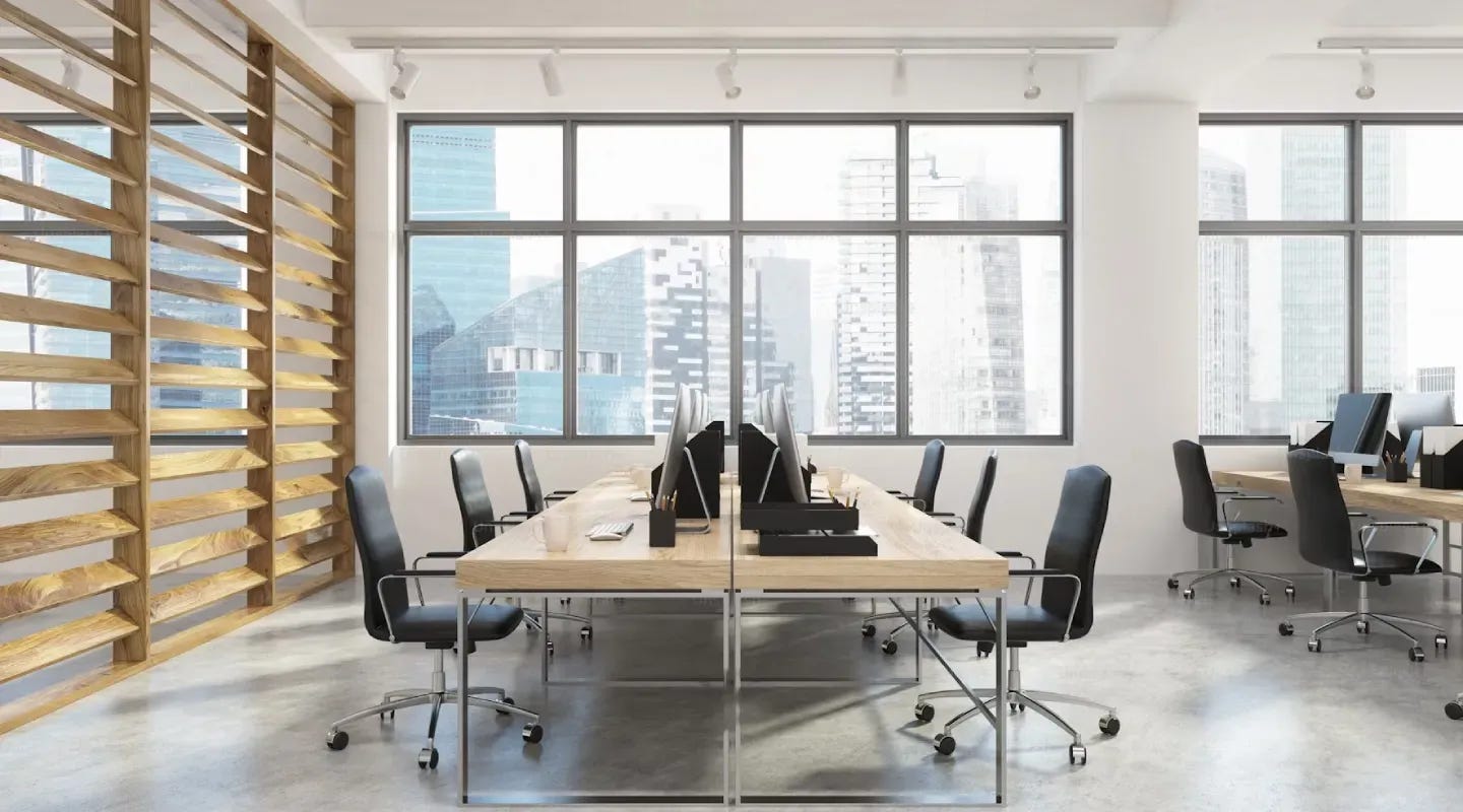 Filas de sillas en una oficina.