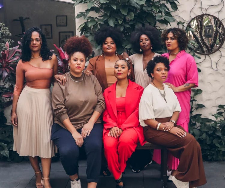 Equipe da consultoria Indique Uma Preta: Camila Fernandes, Verônica Dudiman, Girlene Brito e Amanda Abreu (de pé); Aretha Teodoro, Daniele Mattos e Bianca Flores (sentadas).