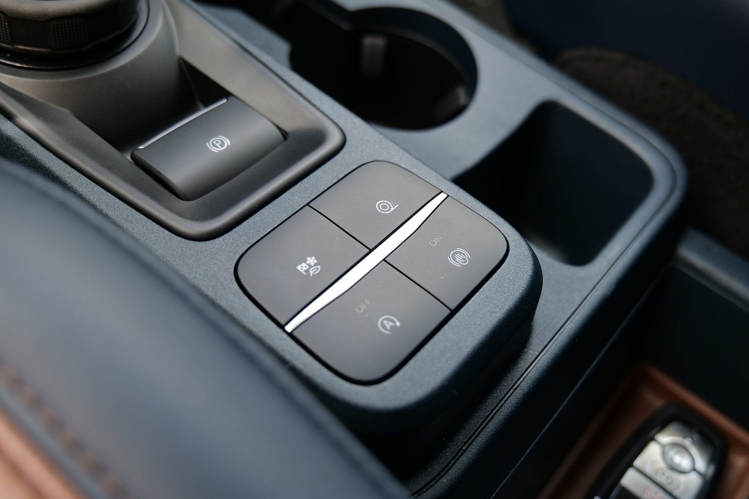 Buttons to control driving dynamics.