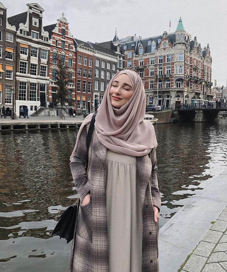 faaaatmanur_ : « Advertisement | cloudy Amsterdam ☁️, some places are even  more magical when it's cozy outside 🌧 . .… »