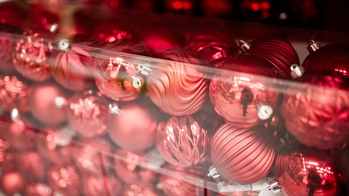 Red Christmas ornaments in a display case, not from the Arribas Brothers collection. Image: Shixart1985 via Wikimedia Commons Red Christmas ornaments in a display case, not from the Arribas Brothers collection. Image: Shixart1985 via Wikimedia Commons
