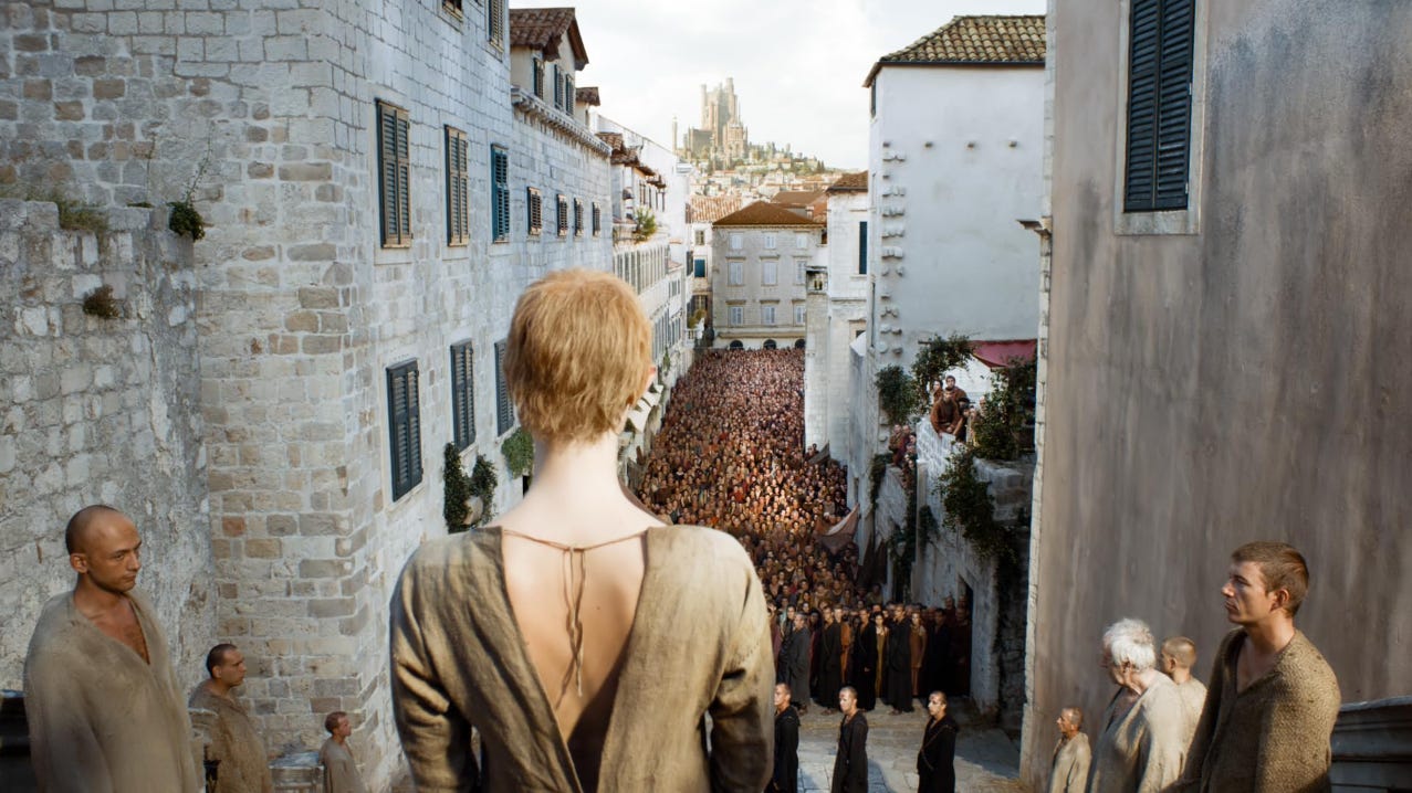 Cersei Lannister (Lena Headey), de Game of Thrones, condenada a caminar desnuda por las calles de King’s Landing, en una escena conocida como “la marcha de la vergüenza”. Crédito: GoT: S05E10, HBO