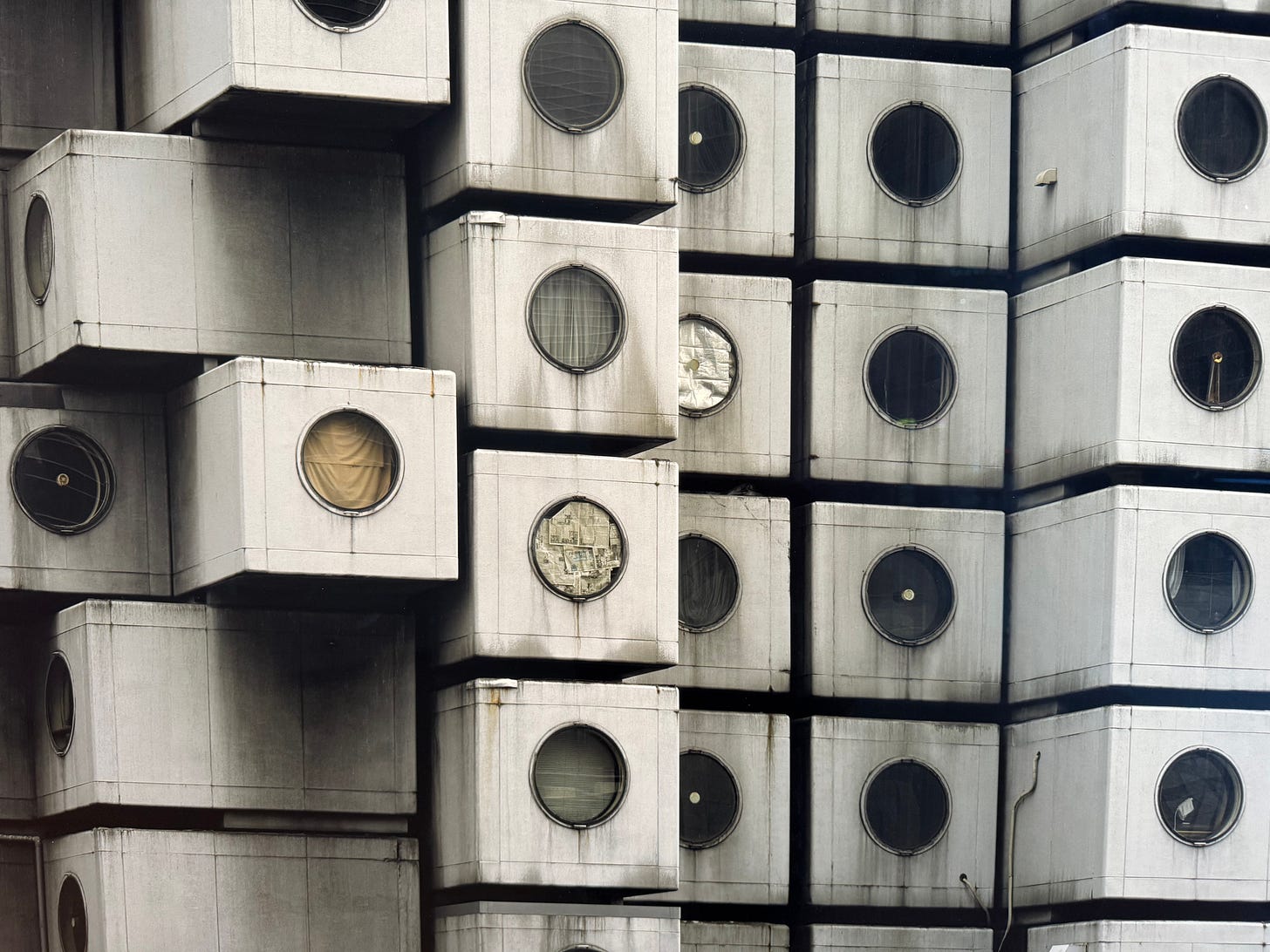 Nakagin Capsule Tower at the Museum of Modern Art / Laura Motta, 2026