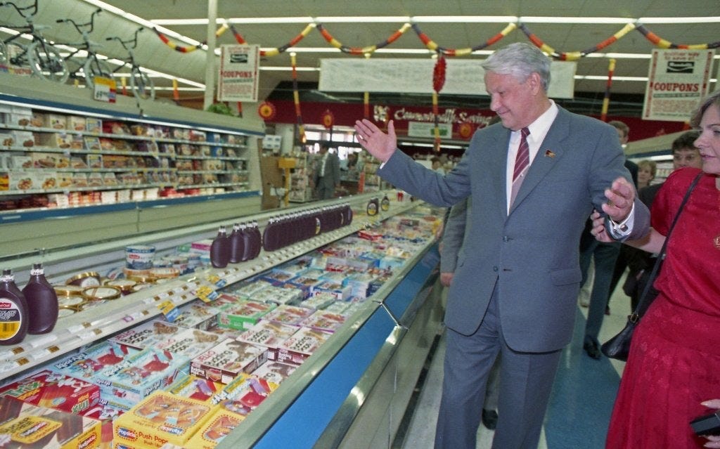r/HistoryPorn - Boris Yeltsin visits a grocery store in Houston, Texas with an official Soviet delegation (1990)[1024×639]