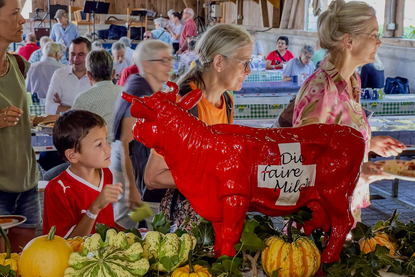 Besucher am 1. August-Brunch mit einer «Faire Milch»-Kuh. Besucher am 1. August-Brunch mit einer «Faire Milch»-Kuh.