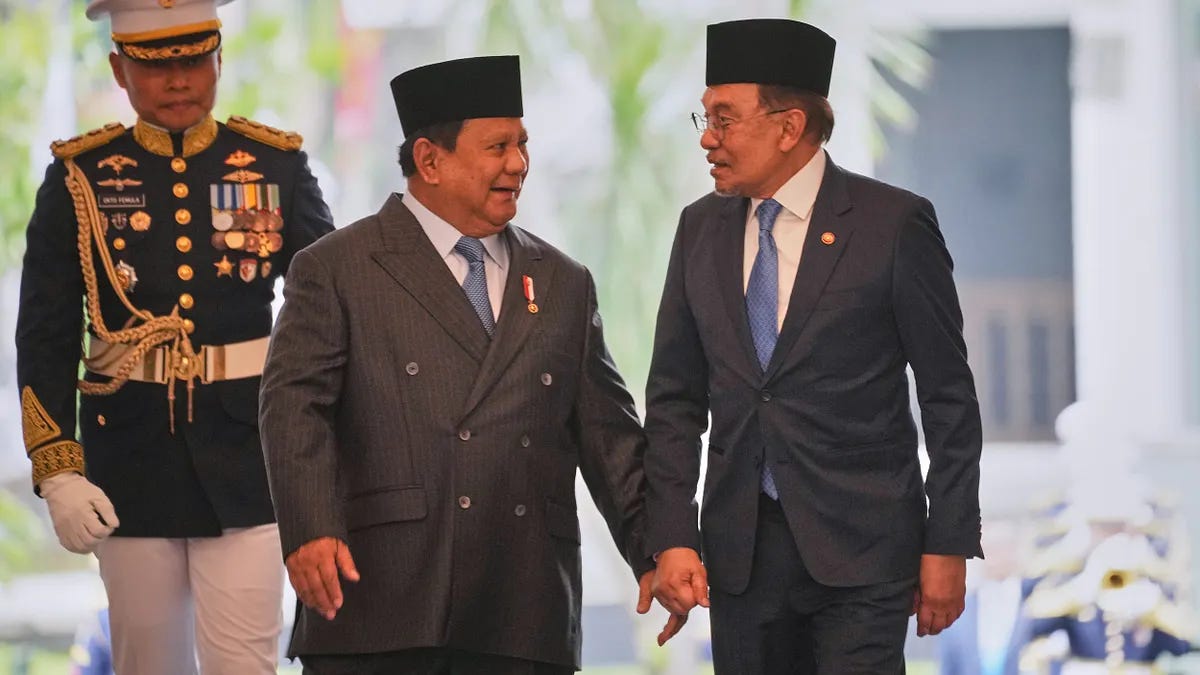 2025年7月29日,印尼雅加达,印尼总统普拉伯沃(中)与马来西亚首相安华于独立宫会谈。(美联社) 2025年7月29日,印尼雅加达,印尼总统普拉伯沃(中)与马来西亚首相安华于独立宫会谈。(美联社)