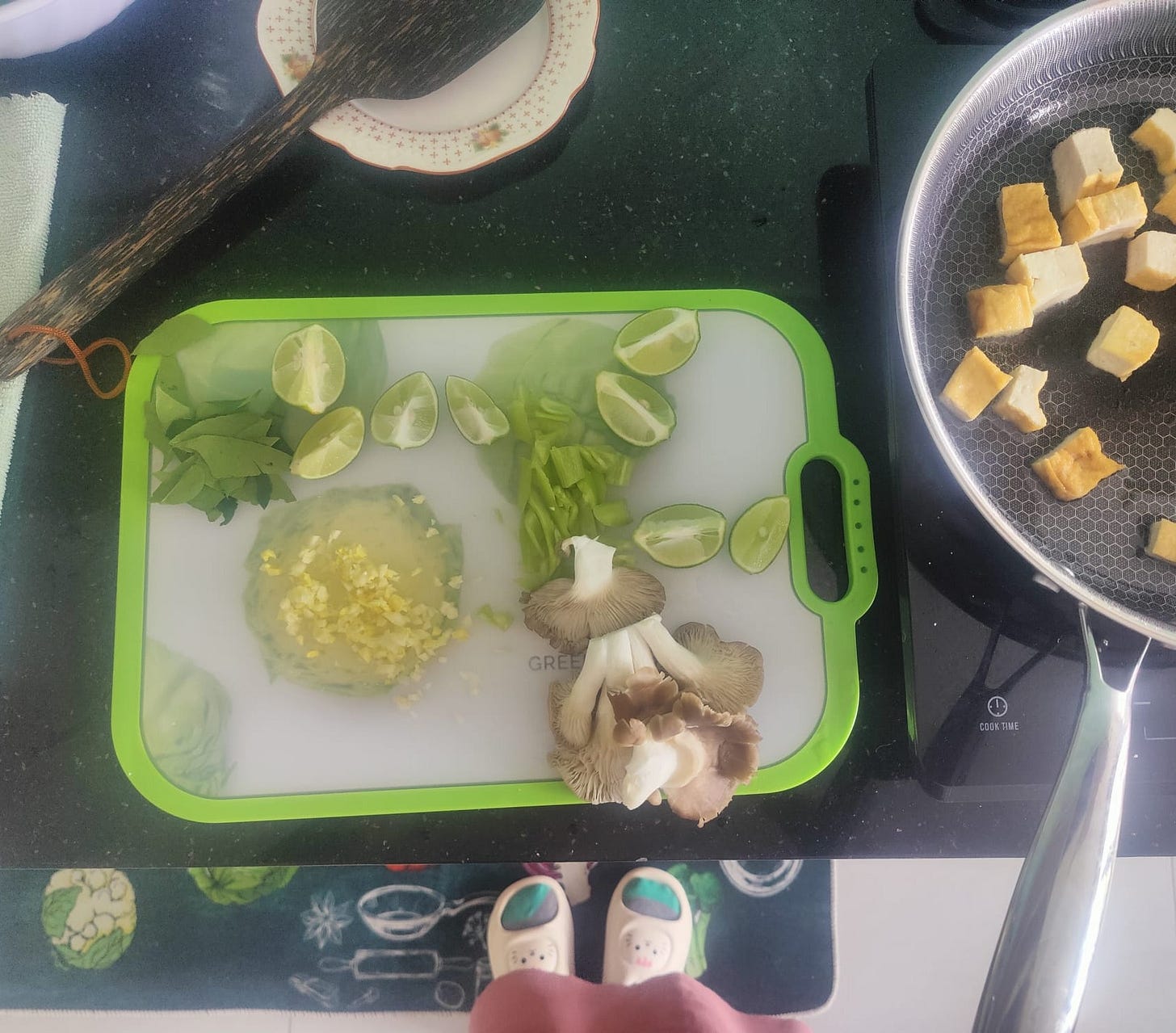 jess' kitchen counter and cutting board