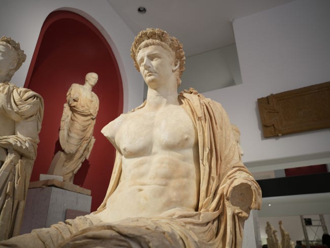 Statue romaine classique exposée au Musée de Tripoli