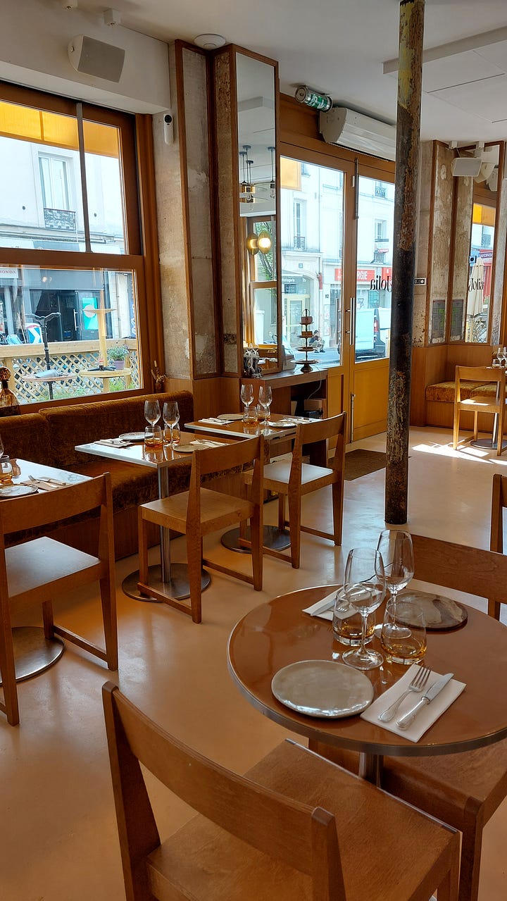 Décoration signée Jaune du restaurant Jolia