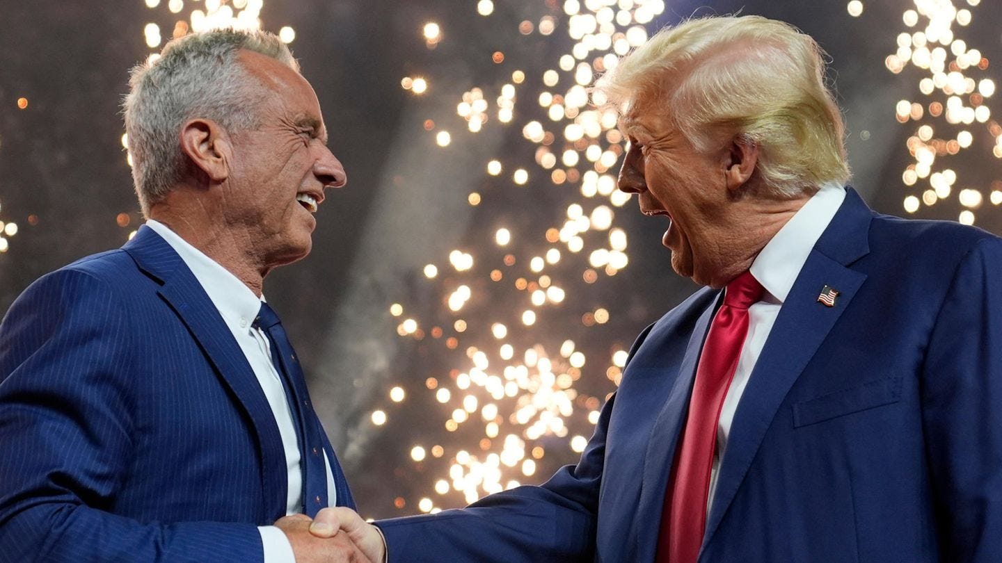 Robert F. Kennedy Jr mit Donald Trump in Glendale Robert F. Kennedy Jr mit Donald Trump in Glendale