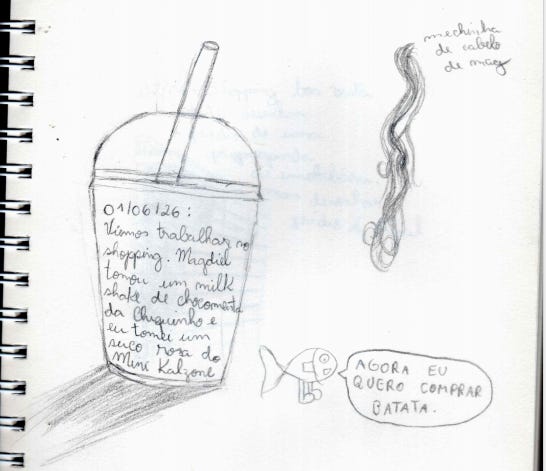 A imagem mostra uma página de um caderno de desenho com espiral na lateral esquerda, contendo esboços feitos a lápis de grafite e anotações manuscritas sobre um fundo preto que centraliza a fotografia. O elemento principal é o desenho de um copo grande de bebida com tampa em formato de cúpula e um canudo grosso, cujo interior serve de espaço para um texto que relata uma visita ao shopping em primeiro de junho de 2026, mencionando que Magdiel tomou um milk-shake de chocolate da Chiquinho e o autor tomou um suco rosa do Mini Kalzone. No canto superior direito, há o desenho isolado de uma mecha de cabelo longa e ondulada com a inscrição "mechinha de cabelo de Magd" logo acima. Por fim, no canto inferior direito, vê-se o desenho cartunesco de um pequeno peixe com um balão de fala que diz, em letras maiúsculas, "AGORA EU QUERO COMPRAR BATATA".