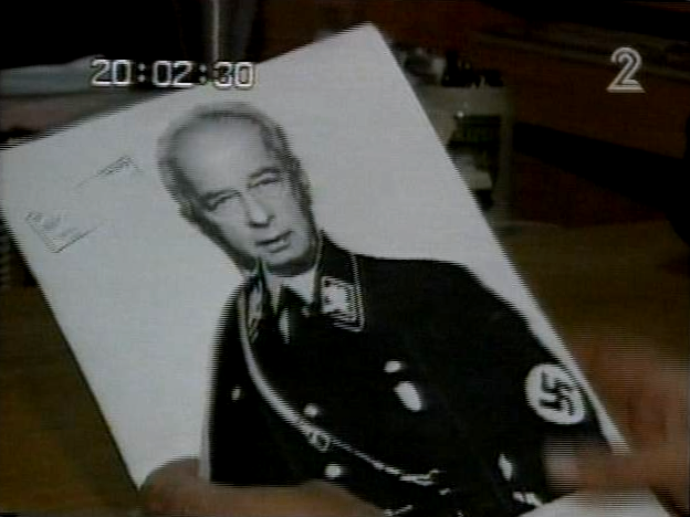 Um cartaz mostrando o falecido primeiro-ministro Yitzhak Rabin com uniforme nazista. O cartaz foi usado em uma manifestação contra Rabin semanas antes de seu assassinato, em novembro de 1995.
