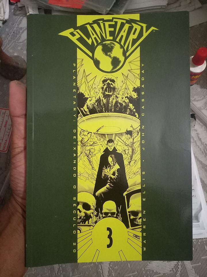 Esta é uma coleção de Quadrinhos que considero fundamental e primordial para mim como um Autor. Sou totalmente fascinado e inspirado por esta história, muito bem escrita por Warren Ellis com brilhantismo e vigor. Nos desenhos, o saudoso John Cassaday, falecido ano passado, impressiona pela grande variedade de concepções artísticas, um Gênio em sua maior e melhor forma. E as Cores de Laura Martin e David Baron completam a obra-prima da Nona Arte que é esta relíquia em minha Gibiteca.