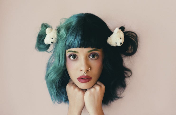 Mad Hatter": Melanie Martinez divulga último clipe do disco "Cry Baby"