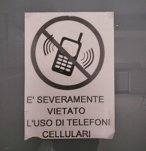 Fotografie di sei cartelli informativi appesi alle pareti di un pronto soccorso odontoiatrico, riguardanti divieto di usare il cellulare, modalità per accedere al pronto soccorso, raccomandazioni sui comportamenti in tempo di covid-19.