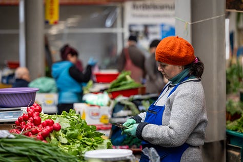 Această selecție urmărește legumele de sezon și felul în care piața devine, la început de aprilie, una dintre cele mai vii imagini ale primăverii urbane. Tarabele pline de verdețuri, salată, ridichi și ceapă verde vorbesc despre prospețime, despre ritmul sezonului și despre apropierea unei perioade în care aceste gusturi simple revin firesc pe mesele oamenilor.