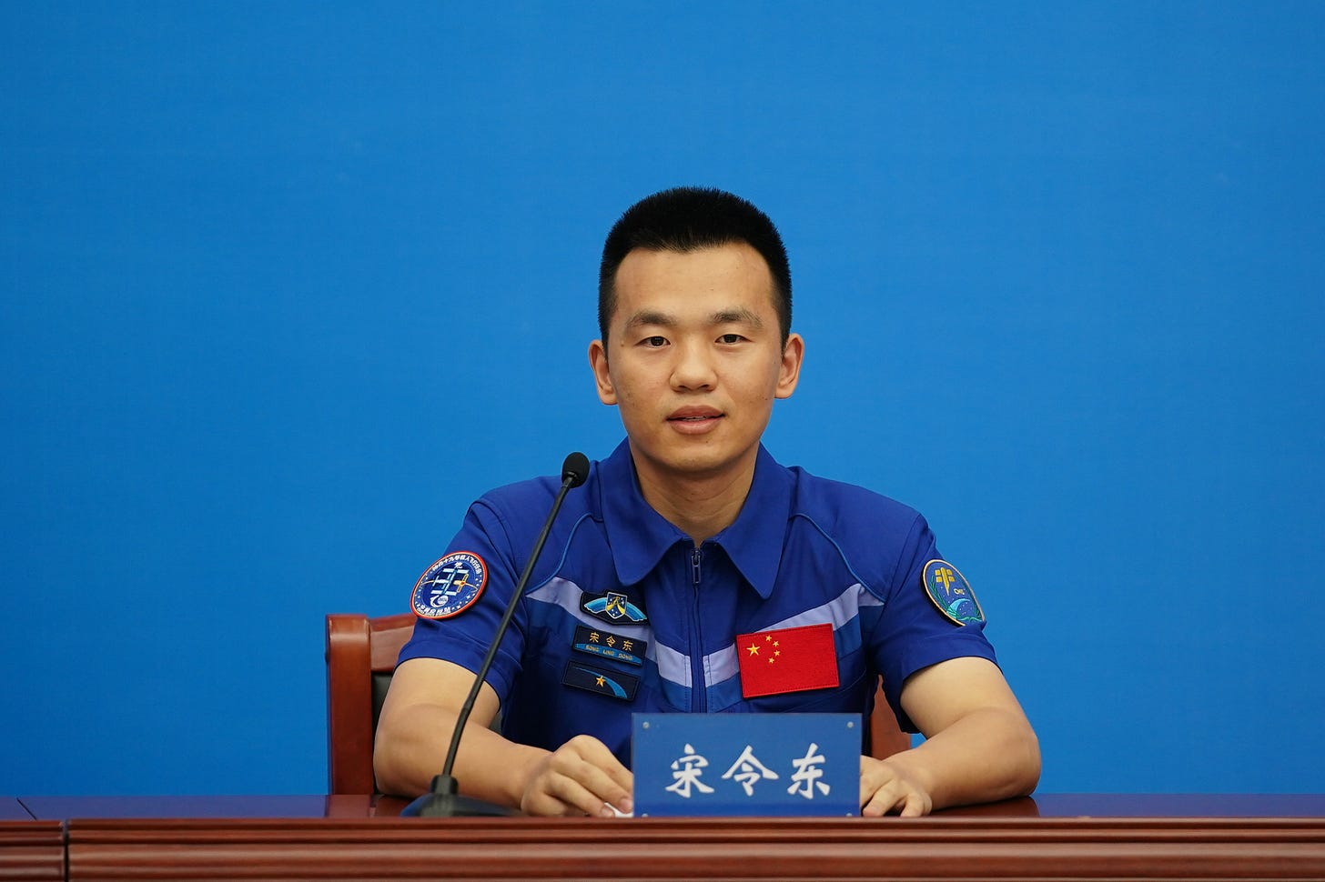 Shenzhou-19 Operator Song Lingdong speaks to the press.