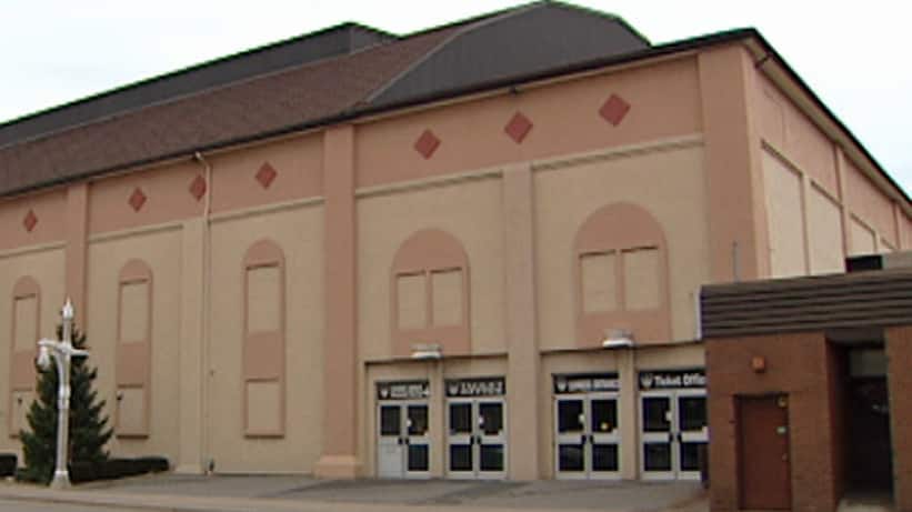 Windsor Arena &#39;the Barn&#39; sees last hockey game | CBC News