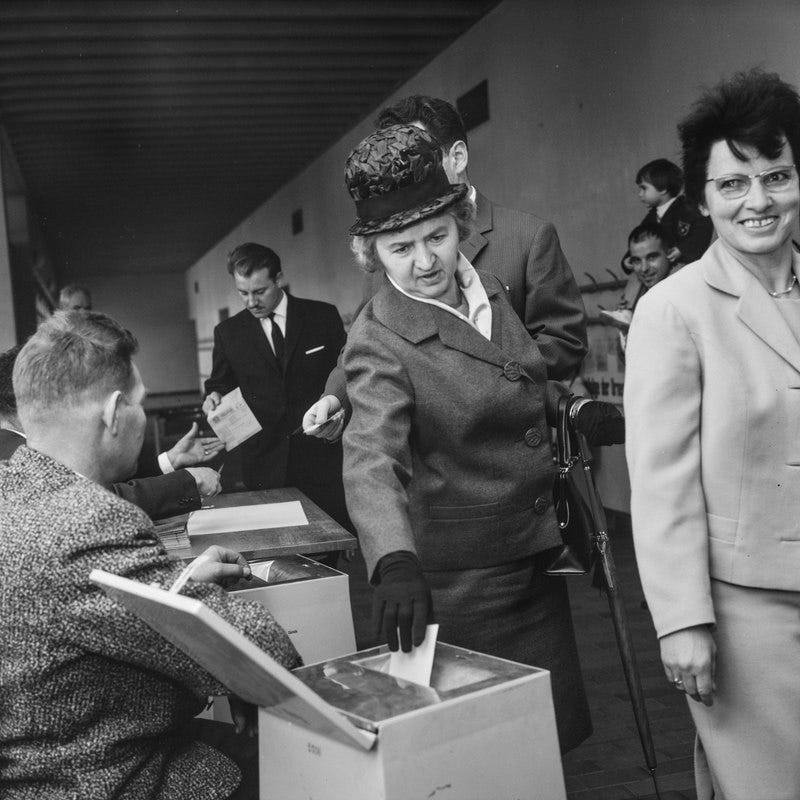 ETH-BIB-Zürich-Altstetten, Schulhaus Kappeli, erster Frauenstimmtag im Kanton Zürich-Com M13-0107-0001-0007.tif ETH-BIB-Zürich-Altstetten, Schulhaus Kappeli, erster Frauenstimmtag im Kanton Zürich-Com M13-0107-0001-0007.tif