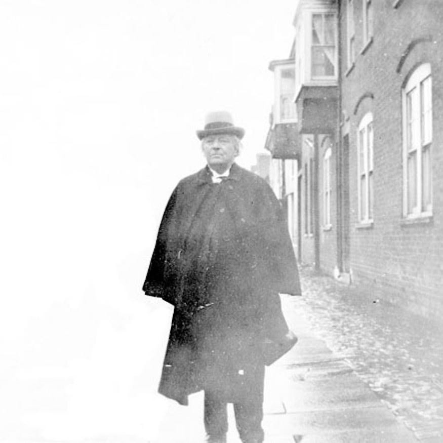 Machen on the foggy streets of London