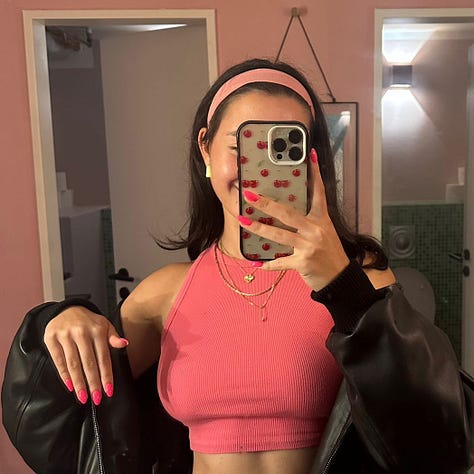 Eva et ses ongles