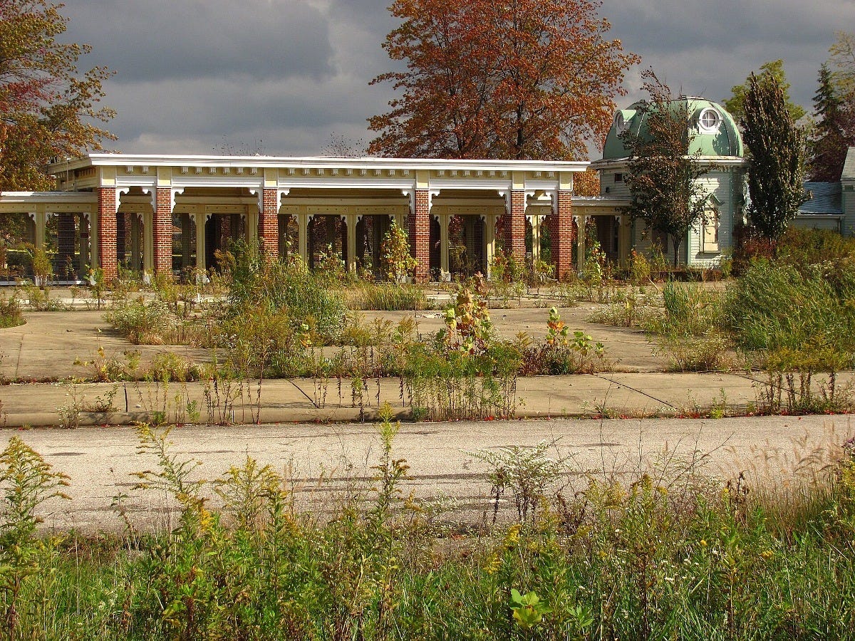 The overgrown Geauga Lake entrance in 2011, after the park's rides closed. Image: rollercoasterphilosophy via Wikimedia Commons The overgrown Geauga Lake entrance in 2011, after the park's rides closed. Image: rollercoasterphilosophy via Wikimedia Commons