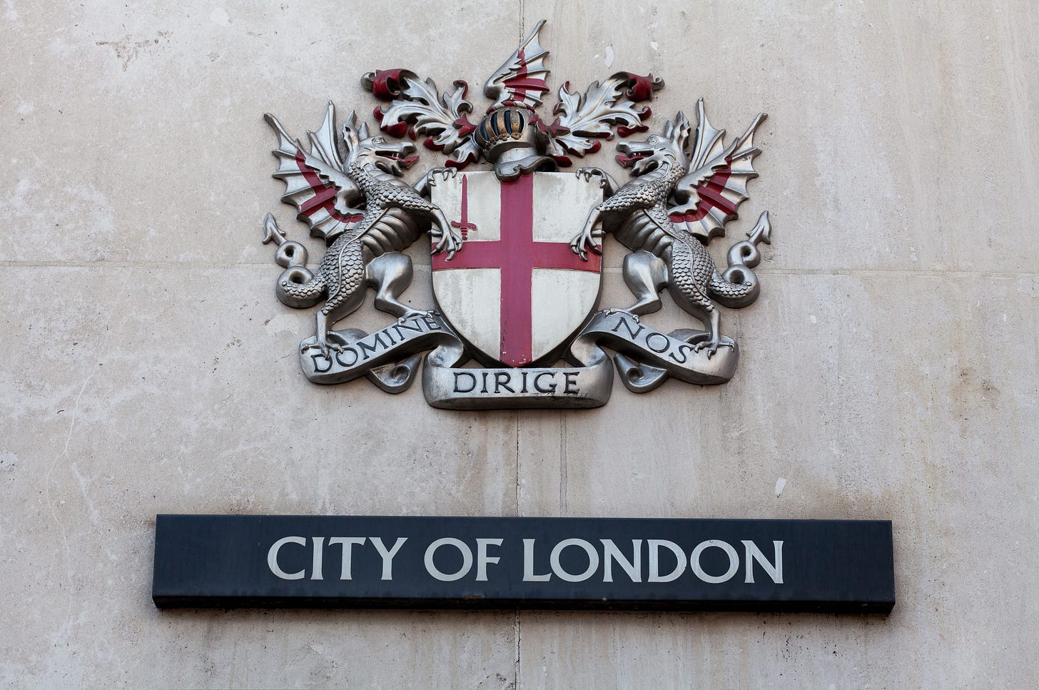 Coats_of_arms_of_the_City_of_London_Corporation,_London,_England.jpg