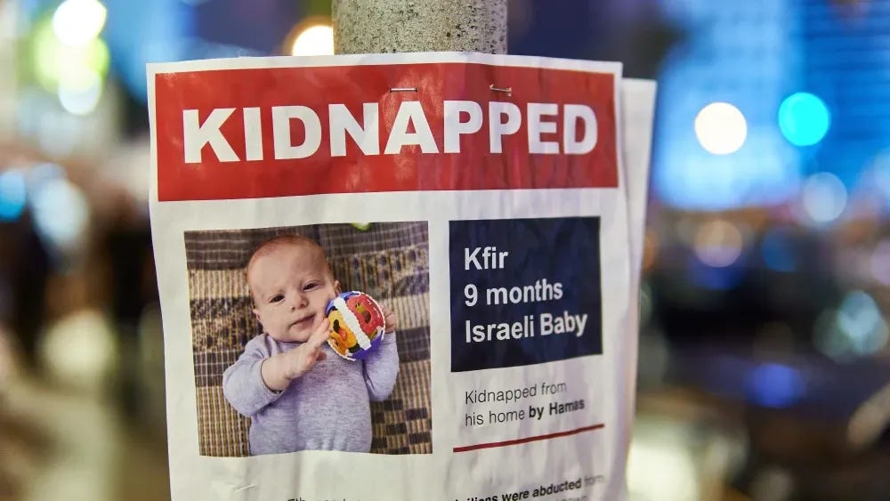 Um pôster de Kfir Bibas, que junto com seu irmão Ariel e sua mãe Shiri foi assassinado em cativeiro por terroristas do Hamas em Gaza. Foto feita em Tel Aviv em 21 de outubro de 2023. Shutterstock
