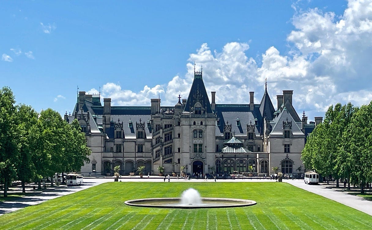 Front facade of the Biltmore. A museum with an excellent visitor experience where you will look with new eyes!