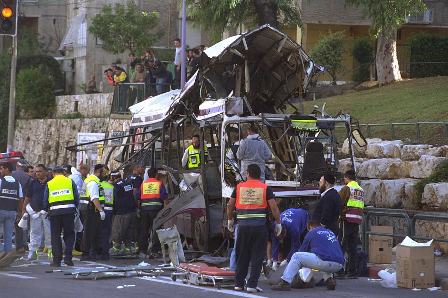 Bus à Haïfa après un attentat-suicide qui fit 8 morts le 10 avril 2002 Bus à Haïfa après un attentat-suicide qui fit 8 morts le 10 avril 2002