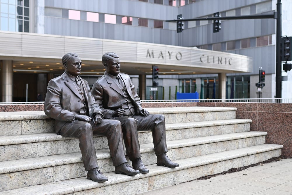 Mayo Brothers Statue in front of Mayo Clinic building