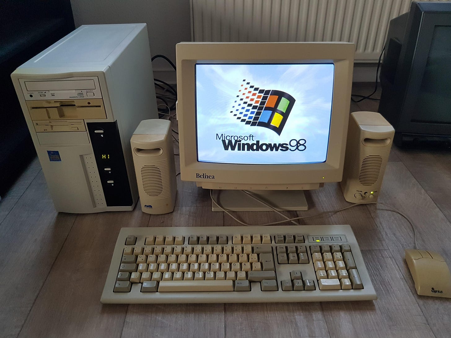 Just how you imagine a really old PC setup to look like. Love that Turbo  button with the little speed display. : r/retrobattlestations