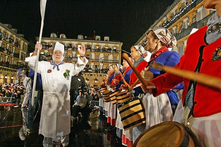 Chef conductor in Constitution Square - San Sebastian