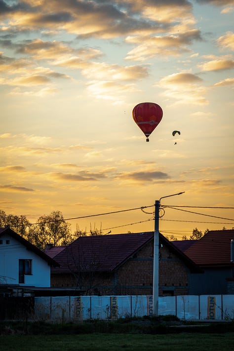 La Parada Baloanelor cu Aer Cald desfășurată în weekend la Brașov au venit echipaje și cluburi din Cluj, Câmpul Cetății (Mureș) și Botoșani. Dar, dincolo de nume și locuri, ceea ce s-a văzut pe teren a fost o comunitate.