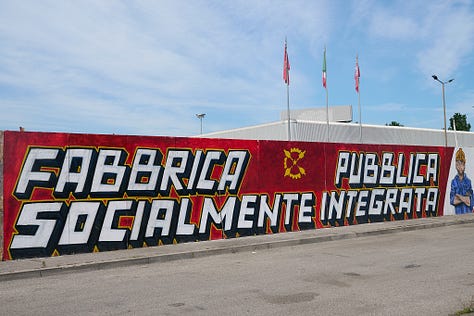 Serie di fotografie scattate nella fabbrica occupata della GKN di VCampi Bisenzio e nei dintorni che mostrano striscioni politici, paesaggi periferici e i partecipanti alla deriva sul territorio
