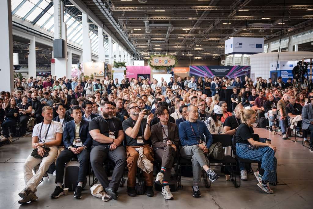 The crowd of over 10,000 investors and founders at TechBBQ 2025.
