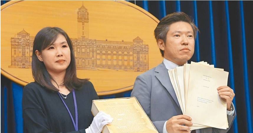 蔡英文總統論文案,蔡的律師提出論文「原稿」,但這份原稿其實在2019年總統府記者會(如圖)就已提出,並非裝訂成冊的正版論文。(圖/報系資料照) 蔡英文總統論文案,蔡的律師提出論文「原稿」,但這份原稿其實在2019年總統府記者會(如圖)就已提出,並非裝訂成冊的正版論文。(圖/報系資料照)