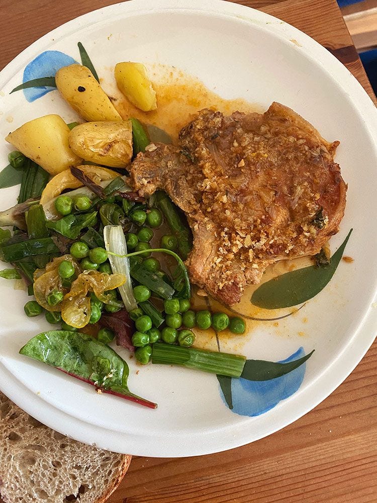 Côtes de porc braisées et pommes de terre à la panure aromatisée Côtes de porc braisées et pommes de terre à la panure aromatisée