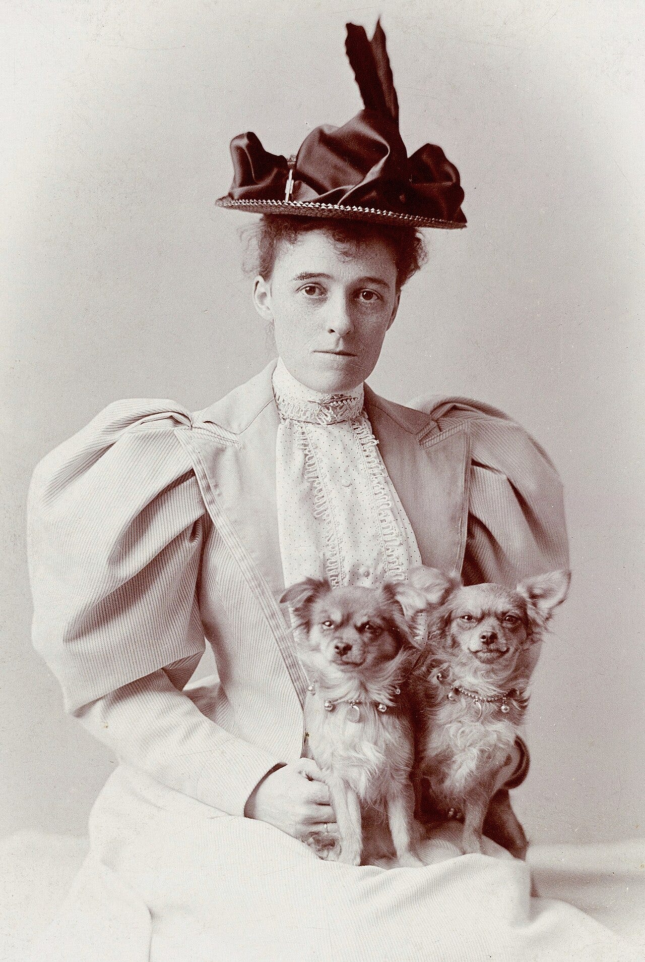 Edith Wharton By E. F. Cooper, Newport, Rhode Island - Beinecke Rare Book & Manuscript Library, Yale University [1], Public Domain, https://commons.wikimedia.org/w/index.php?curid=110844478