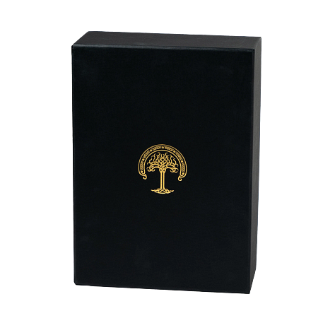 Imagens de uma edição de luxo do livro 'As Cartas de J.R.R. Tolkien', mostrando a capa de couro, páginas abertas com ilustrações e mapas, além de uma caixa preta de acabamento premium.